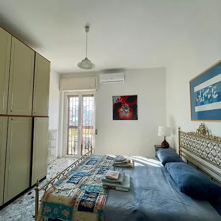 The Collector's - Station & Park View