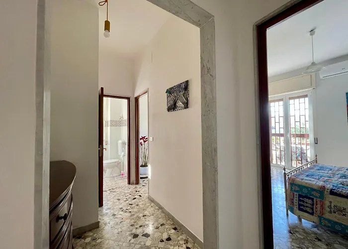 The Collector's - Station & Park View Apartment