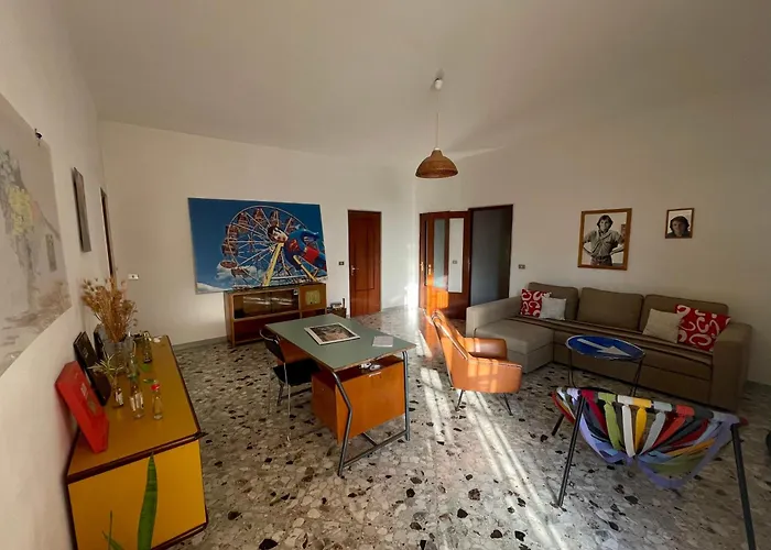 The Collector's - Station & Park View Apartment *