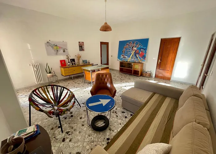 The Collector's - Station & Park View Apartment